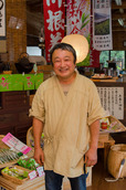 山香荘茶園の店主、石山さん。笑顔が素敵