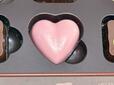 ピンクのハート形のチョコレートはイチゴ味♪