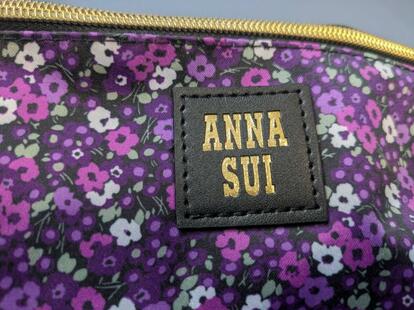 ANNA SUIの「ポーチ＆缶ミラーセット」が便利！コスメも小物も貴重品も