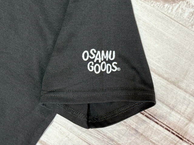 左袖には「OSAMU GOODS」のおしゃれなロゴ刺繍入り