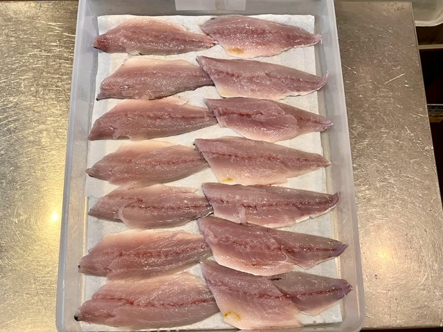 【トーキョーアジフライ】長崎県松浦漁港で水揚げされたアジを3枚におろし、塩をふる。ひと晩寝かせてから揚げるのがこの店のスタイル