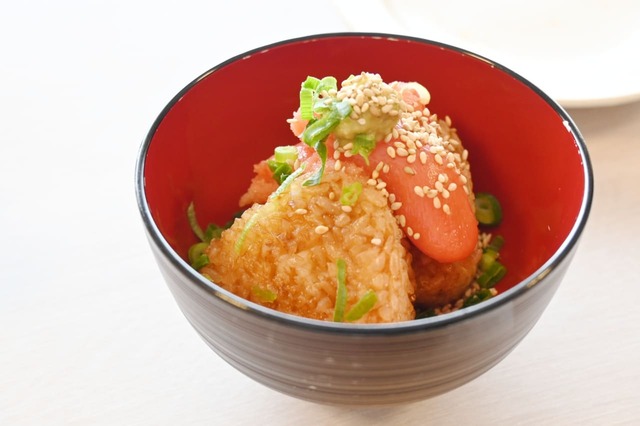 【焼きおにぎり茶漬け】お碗に焼きおにぎりとたらこを盛り付け、小ねぎ、刻み海苔、ごま、わさびを添える