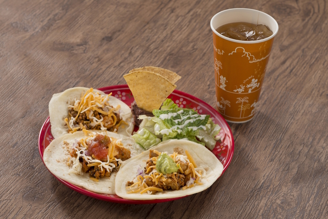 スパイシーミートのタコス(チキン、スパイシーミート、アボカドディップ、 スパイシーサルサ)