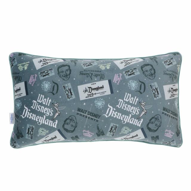 クッション 2,800円｜サイズ：縦約28×横約49×厚さ約14cm｜東京ディズニーリゾート「ディズニー100」グッズ｜販売店舗：東京ディズニーランド「ギャグファクトリー/ファイブ・アンド・ダイム」、東京ディズニーシー「エンポーリオ」｜発売日：2023年2月2日（木）