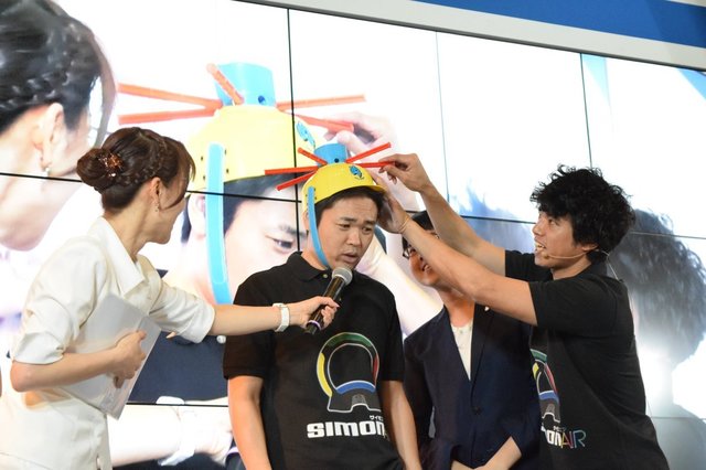 タカラトミーの記憶力ゲーム『サイモン エア』の発表会にて、品川庄司さんが『ロシアンぬ～れっと』を着用。