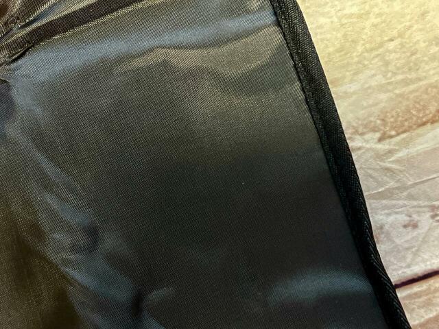 素材はポリエステル。シャカシャカした手触りの生地