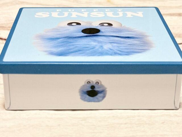 【パペットスンスンクランチチョコ缶】側面にもスンスンのお顔が！ほかにチョコレートドーナツのアートもあります