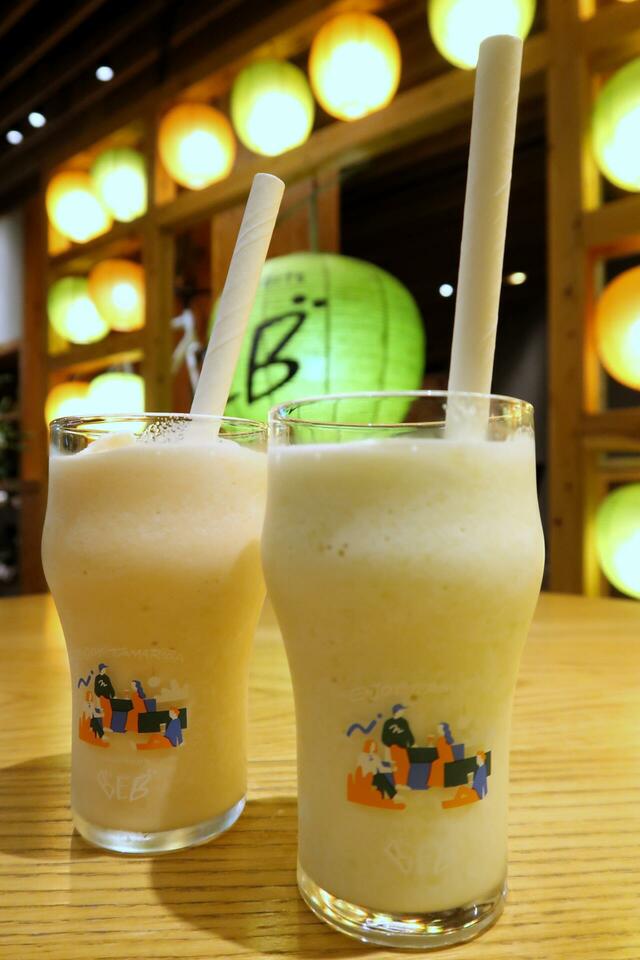 【BEB5土浦】メロンスムージー(手前)青肉タイプ(奥)赤肉タイプ