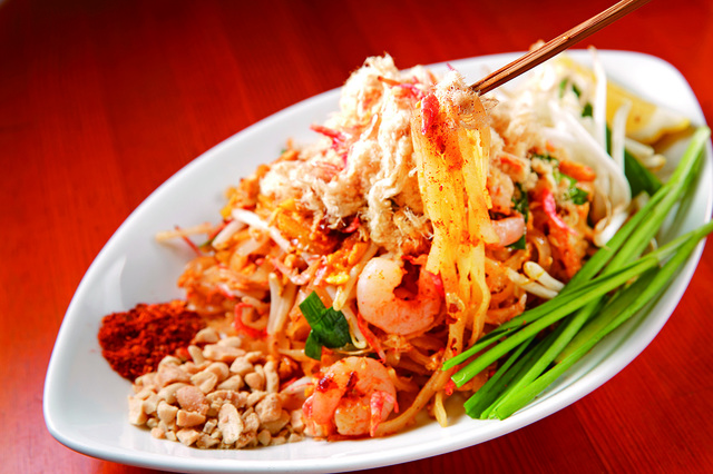 トンタイのガパオライスとパッタイが盛られた「2種の合盛り」