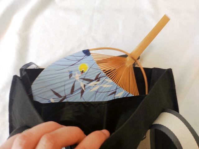 うちわが入るくらいの、大きめポケットつき