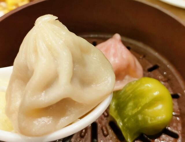 「小籠包(白)」「蟹小籠包(ピンク)」「翡翠海老蒸し餃子(緑)」色とりどりでかわいらしい