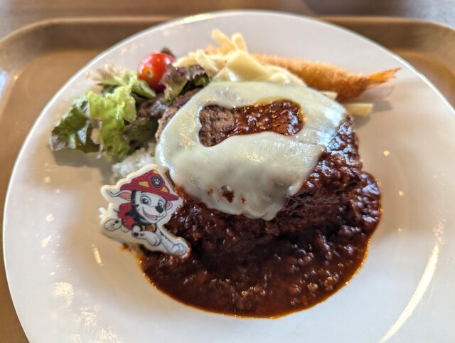 【さがみ湖MORI MORI】「パウっとフェス」のオリジナルフード「ダイナソー島にやってきた！ハンバーグ丼」1,800円（税込）