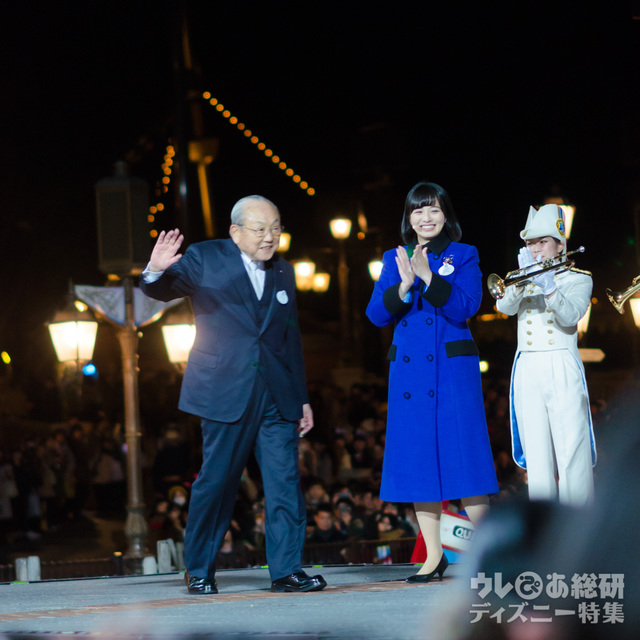 左： 株式会社オリエンタルランド代表取締役会長(兼)CEO加賀見俊夫さん 右：東京ディズニーリゾート・アンバサダー福本望さん｜2017年「サンクスデー」東京ディズニーシー