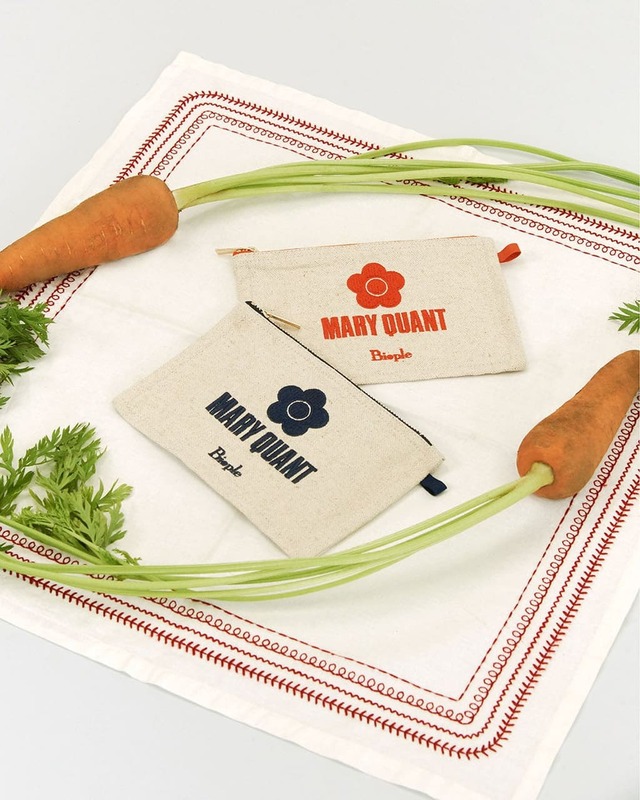 【MARY QUANT&Biople】「フラットポーチ」(各1,485円)/リネン素材の優しい風合いに、マリークワントロゴの刺繍が映えるフラットポーチ。