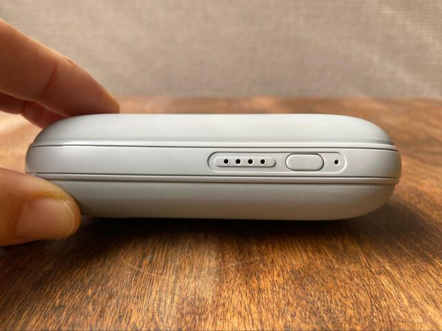 【ニトリ　手のひらに収まる充電式カイロ】3段階の温度調節機能も搭載。連続稼働時間は弱（青・約45度）6～7時間、中（緑・約50度）3～4時間、強（赤・約55度）2～3時間です