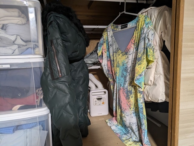 【ニトリ 伸縮押入ハンガーラック】ロングコートやロングスカート、ワンピースなど丈の長いものになると少し引きずってしまうので、工夫が必要です