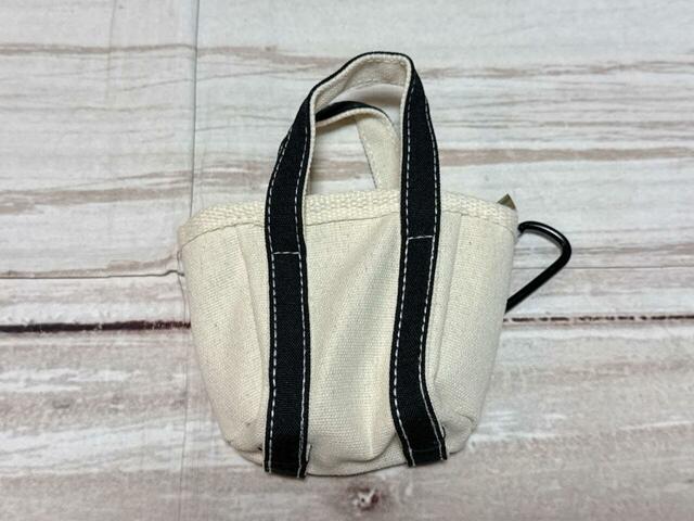 背面は装飾がないシンプルなデザイン