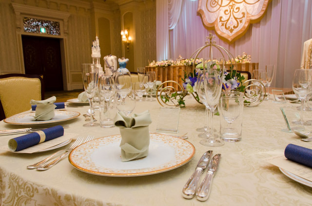 東京ディズニーランドホテル宴会場「シンデレラドリーム」でのウェディングプログラム「ディズニー・ロイヤルドリーム・ウェディング」©Disney