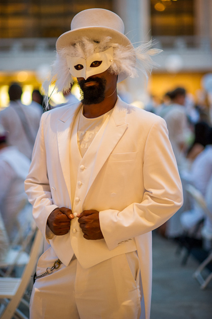 超優雅な“白”で統一されたパーティー「ディネ・アン・ブラン」