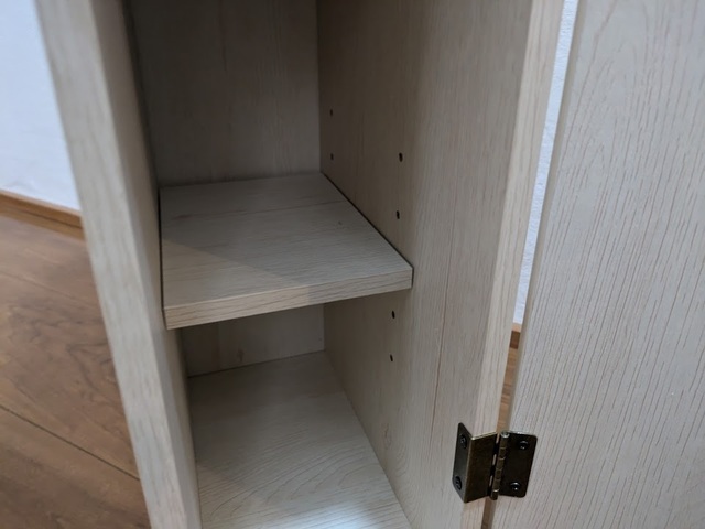 【ニトリ トイレ収納（トゥール）】最下部の棚は可動式。棚板が短めなので掃除用具など背の高いものも手前に収納できます