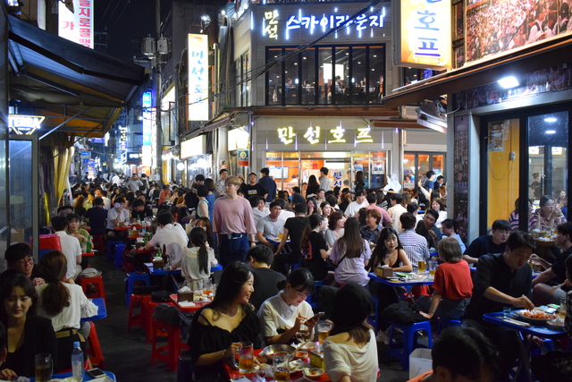 右手の「満船ホプ」は数年前にオーナーが変わり、このエリア全体の満船ホプ化を押し進めている