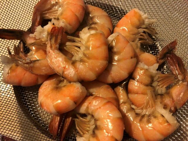 肉・魚介類のメインはエビにして、まず沸騰したお湯で8分通り火を通し