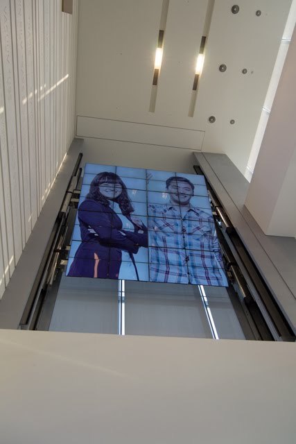 サムスン：サムスン電子水原本社入り口のディスプレイ01