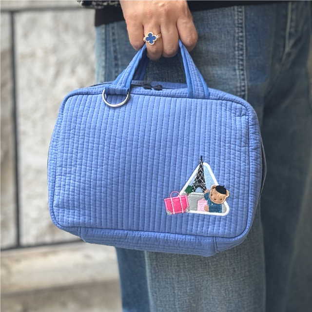 【familiar×ピオヌンナル第三弾／poche】ファスナーを大きく開けられるため中身が整理しやすく、バッグインバッグにもおすすめ◎