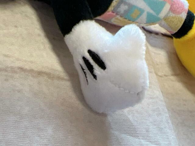 ミッキーの手袋の柄もしっかり再現されています♪