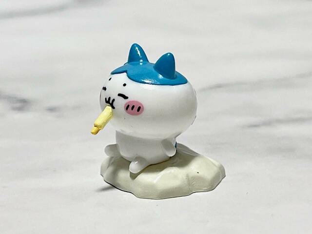 アイスをくわえているハチワレ。尊い…！