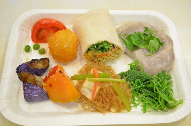 三來素食館のベジタリアンランチ。色鮮やかで、食感もさまざま 