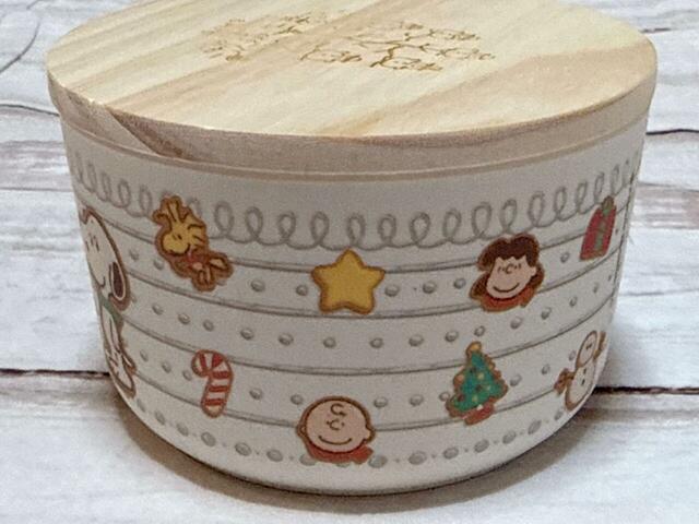 アラザンが散りばめられたケーキ風デザインに、ピーナッツの仲間たちのイラストも！賑やかでハッピーな気持ちになりますね♪