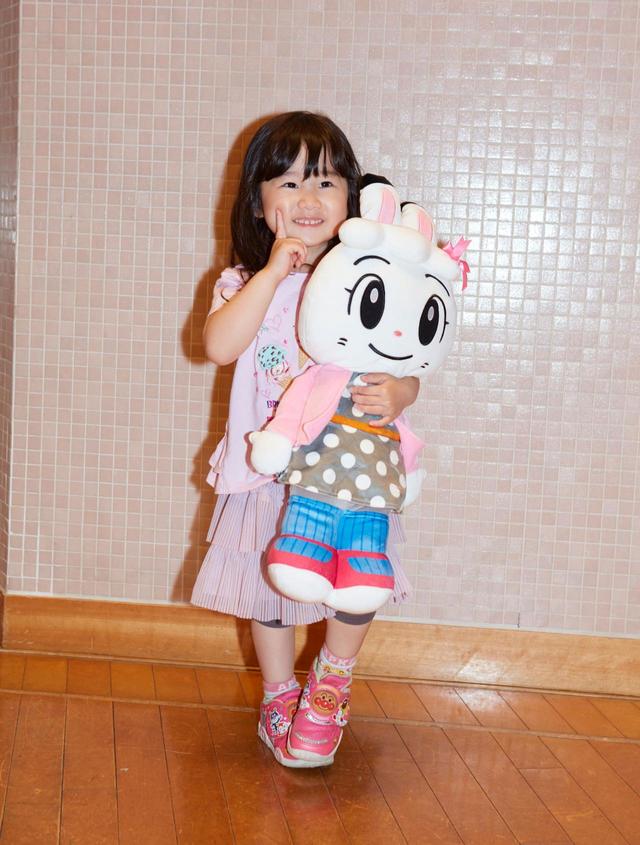 「ハグハグ みみりん」を抱っこして、にっこりしていた女の子。夜寝るときのお友だちとしても大人気です。