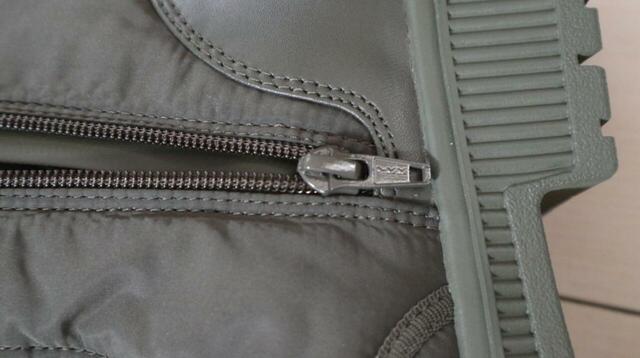 【ユニクロC パデッドレースアップブーツ】内側のファスナーを開閉して履くタイプです