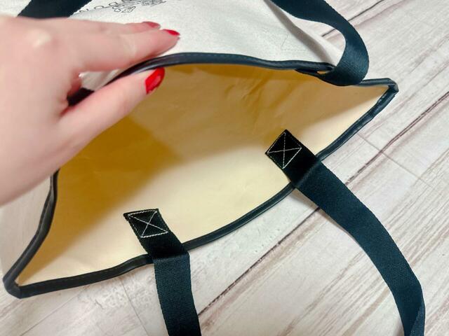 内側はポケットなどはないシンプルな作り