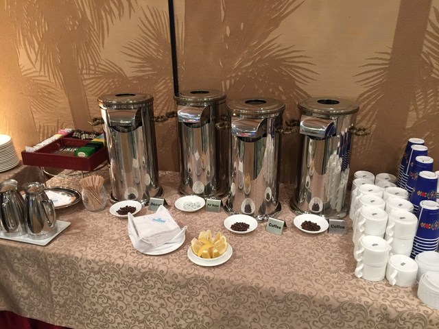 コーヒーや紅茶を楽しみながら開始を待ちます。