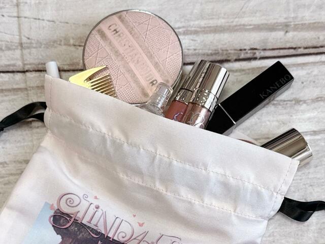 コンパクトなサイズ感ですが、嵩張るクッションファンデやメイクキープミストなども収納できました!