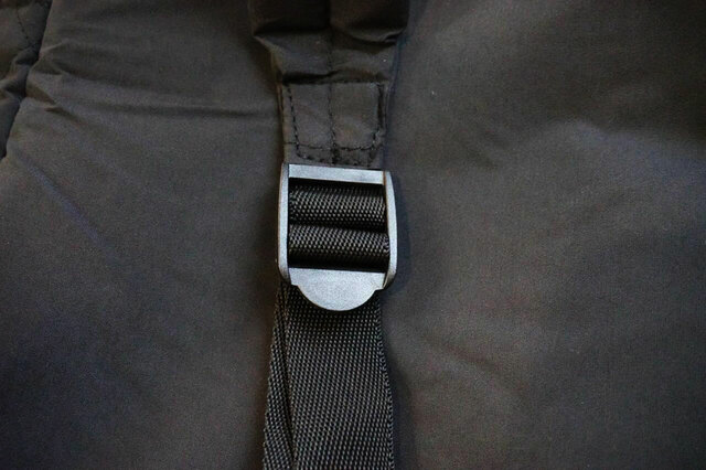 アジャスターで肩紐の長さを調節できる