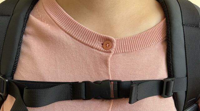 【カインズ TRADDYファスナーが隠れるバックパック】差し込みバックルでリュックを取られる心配がないのも嬉しい