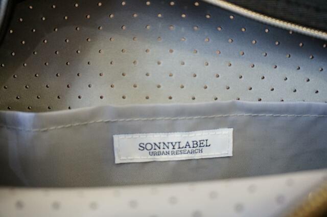 【URBAN RESEARCH Sonny Label 軽量ショルダーバッグ】サニーレーベルの織ネーム付き