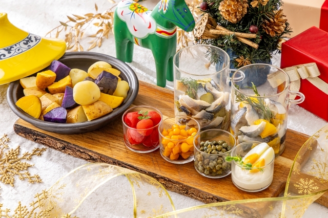 「スィル（ニシンの酢漬け）と蒸したてポテト」＜期間：2025年11月6日～12月25日＞【【ヒルトン名古屋】ホリデーシーズンの食の旅が楽しめるランチ＆ディナービュッフェ「ワールド・クリスマス・ビュッフェ ～五感を満たす美食の旅～」開催】