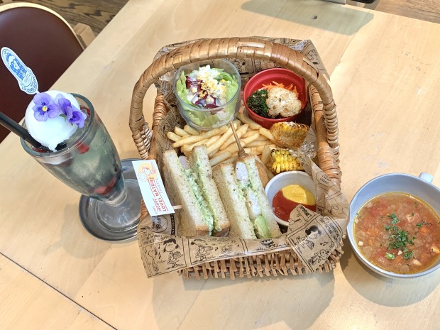 バスケットに入ったサンドは、デリも美味しい