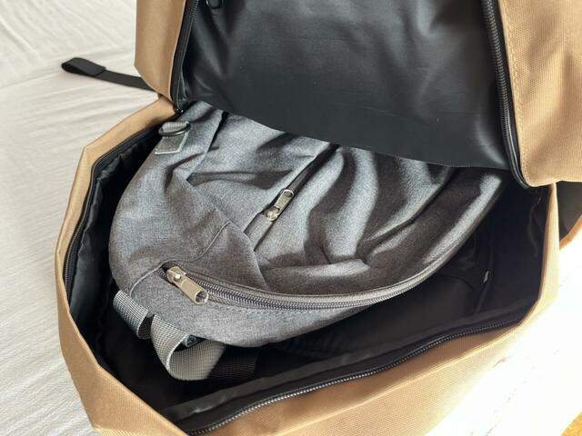 【ワークマン たためて自立する撥水クロスボディーショルダーバッグ】畳むとこんなにスリムに！旅行時のサブバッグにも使えます