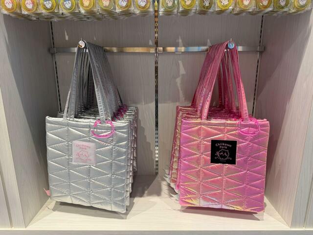 ハチワレモチーフのショップでは雑貨が販売されています