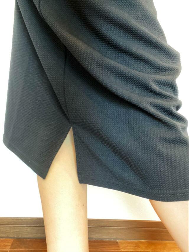 【coca エンボス加工ワンピース】サイドスリットのおかげで足捌きも◎