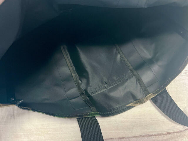 内側にはポケットが1つついています