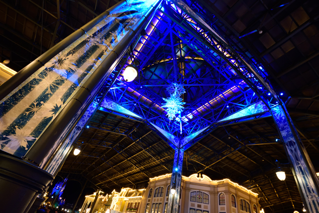 ライトアップした様子を下から見上げると非常に綺麗です ©Disney