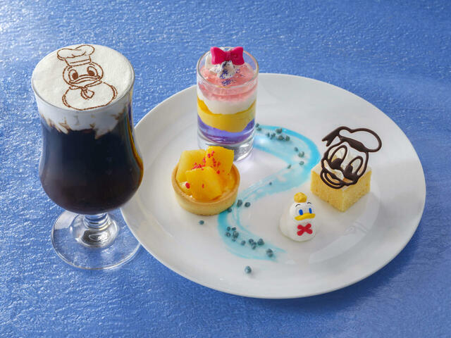 スペシャルデザートセット 2,280円｜販売店舗：センターストリート・コーヒーハウス｜ 東京ディズニーランド ディズニー・パルパルーザ「ドナルドのクワッキー・ダック！ダック！ダックシティ！」スペシャルグッズスペシャルメニュー