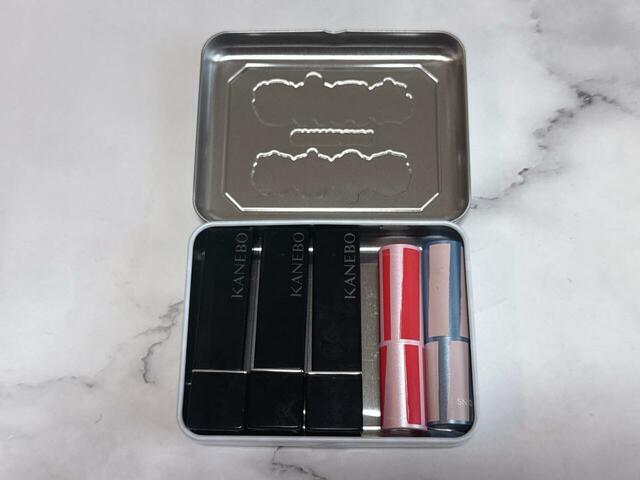 コスメを入れてみました！口紅が5本入るサイズ感です