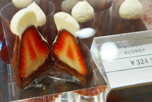 チョコレートコーティングにクリームをトッピング